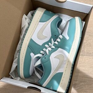 Air Jordan 1 Low Women’s 7.5